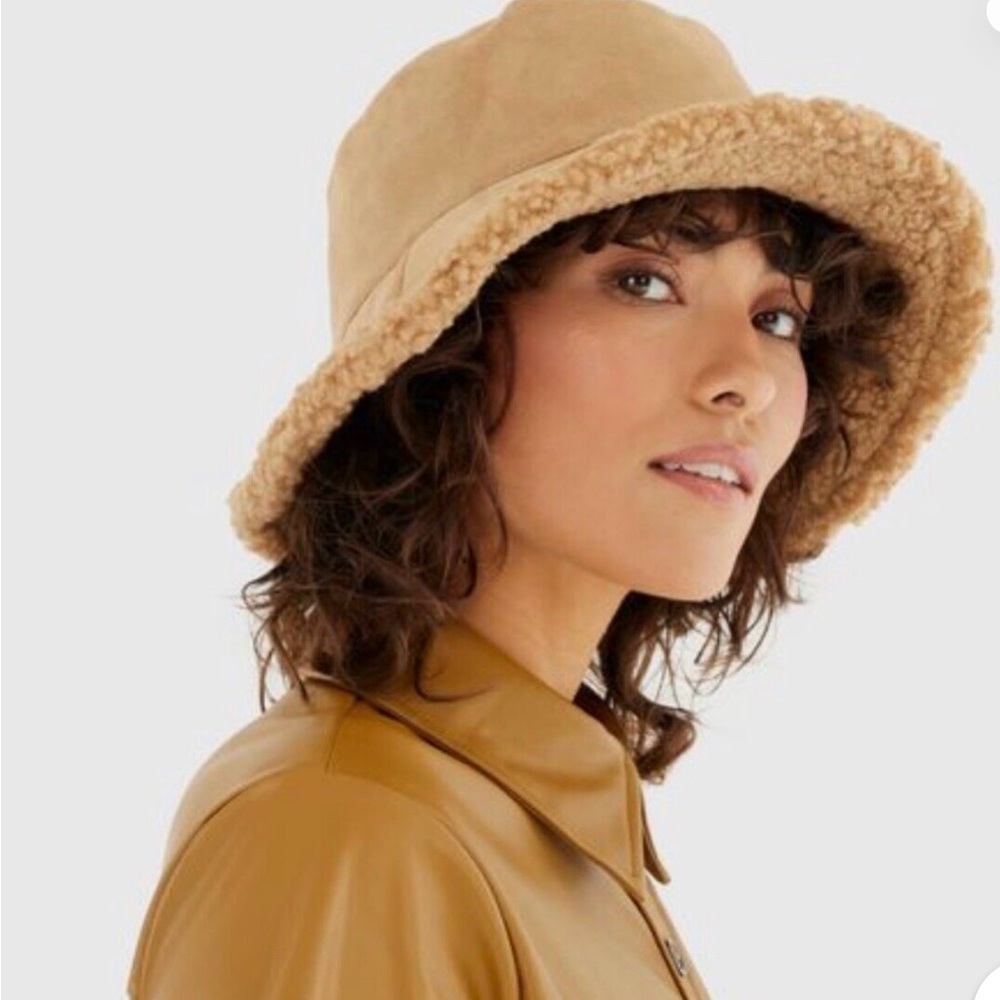 Virginia Wolf Reversible Sherpa & Faux Suede Bucket Hat NEW